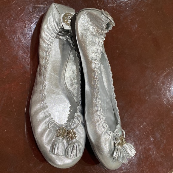 TORY BURCH SILVER LEATHER BALLET FLATS SHOES FESTIVE TASSELS FRONT SIZE 11 NEW - Picture 10 of 16